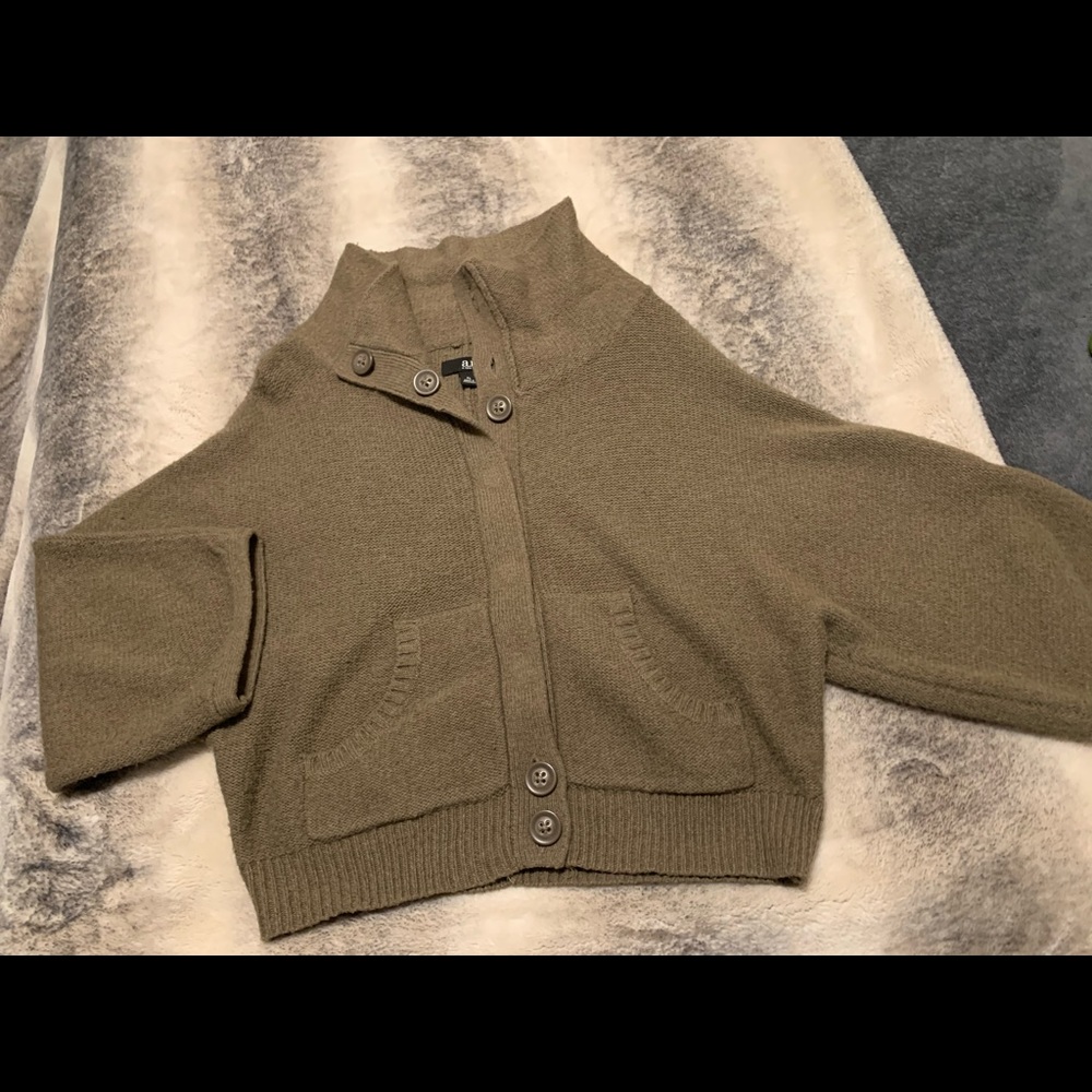 Quarter sleeve sweater.